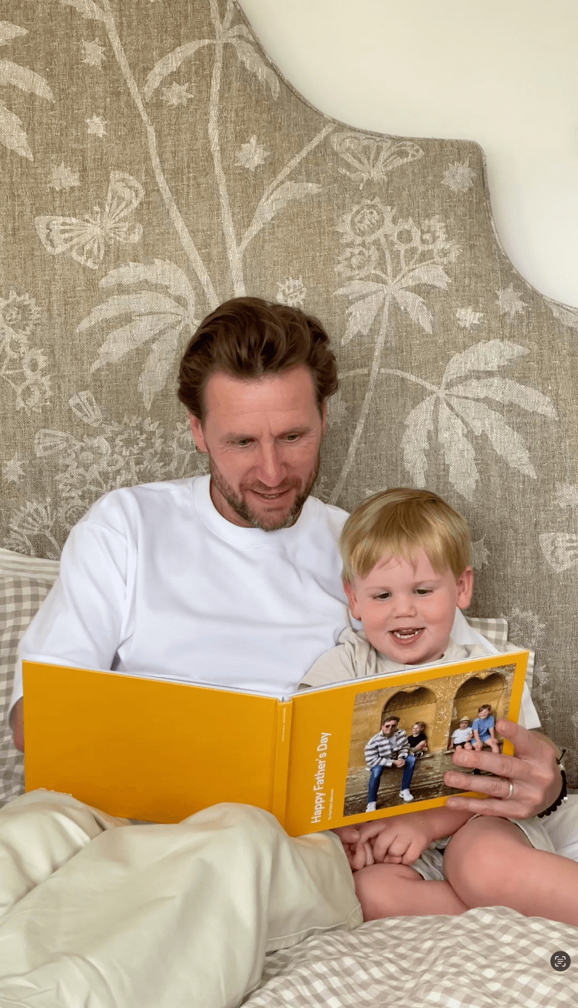 Unser programmierter Familienspaß besteht darin, gemeinsam durch unsere Fotobücher zu blättern.